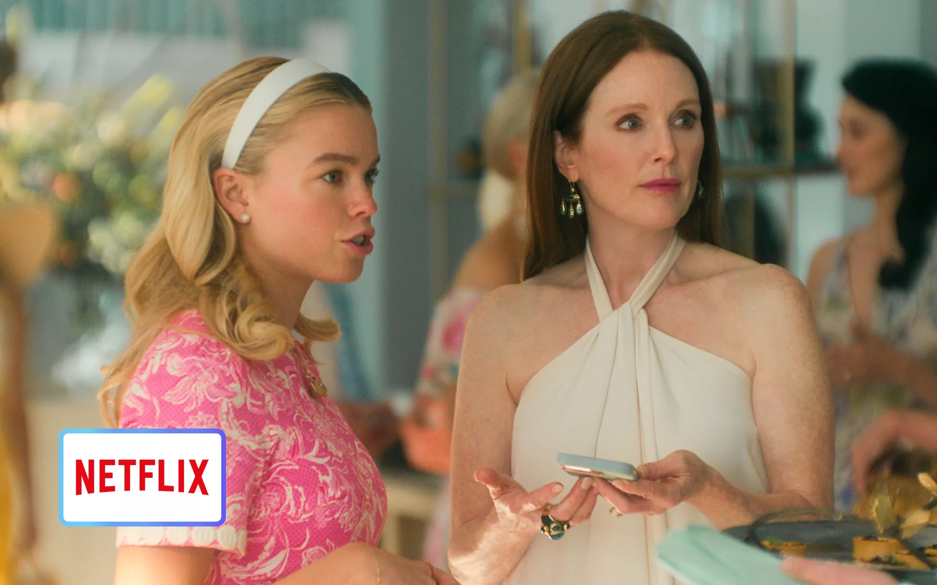 “Sirens” sur Netflix : quand Julianne Moore joue les cheffes de secte dans une série aussi vénéneuse que luxueuse