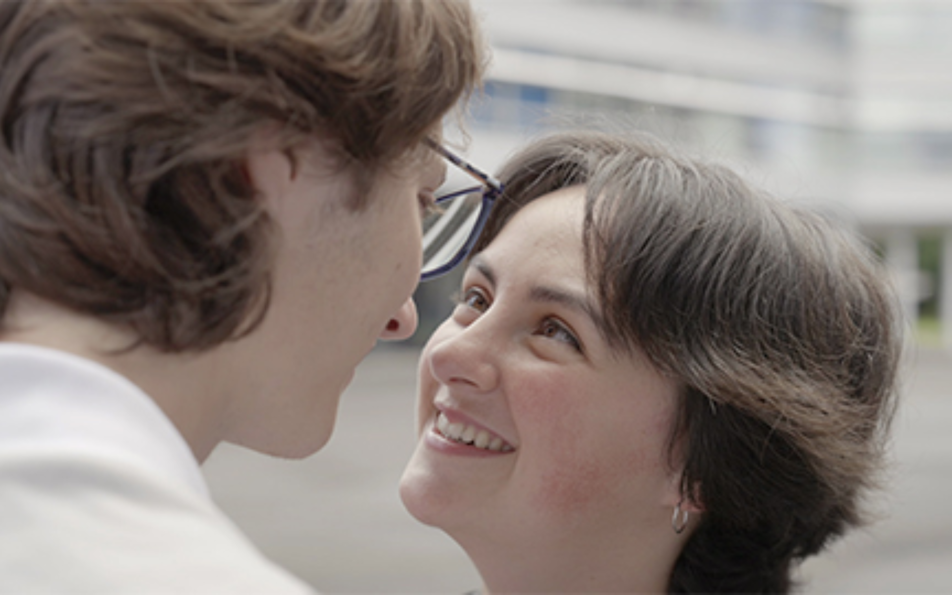 Un baiser, un tract et tout craque