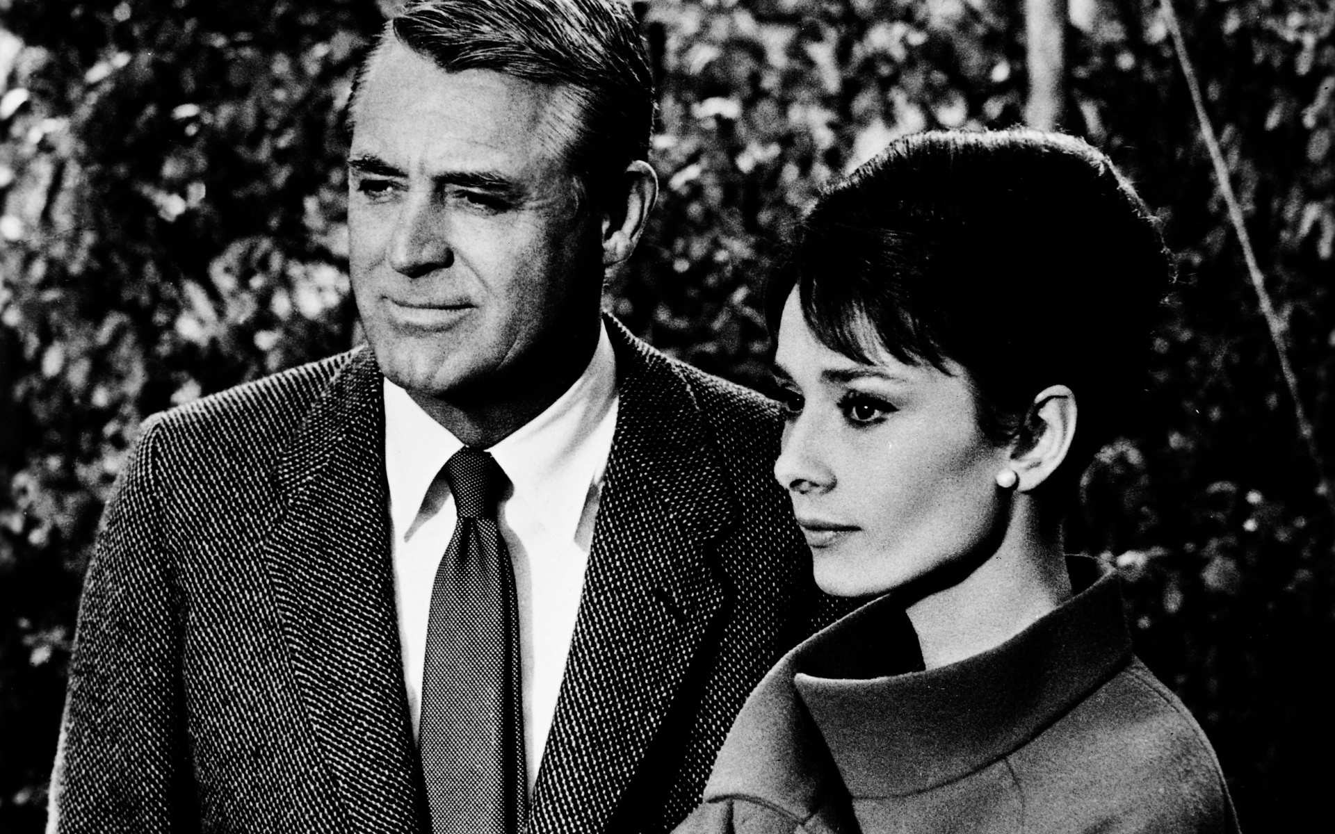 Cary Grant et Audrey Hepburn, duo culte dans le thriller romantique « Charade » ce soir sur France 5