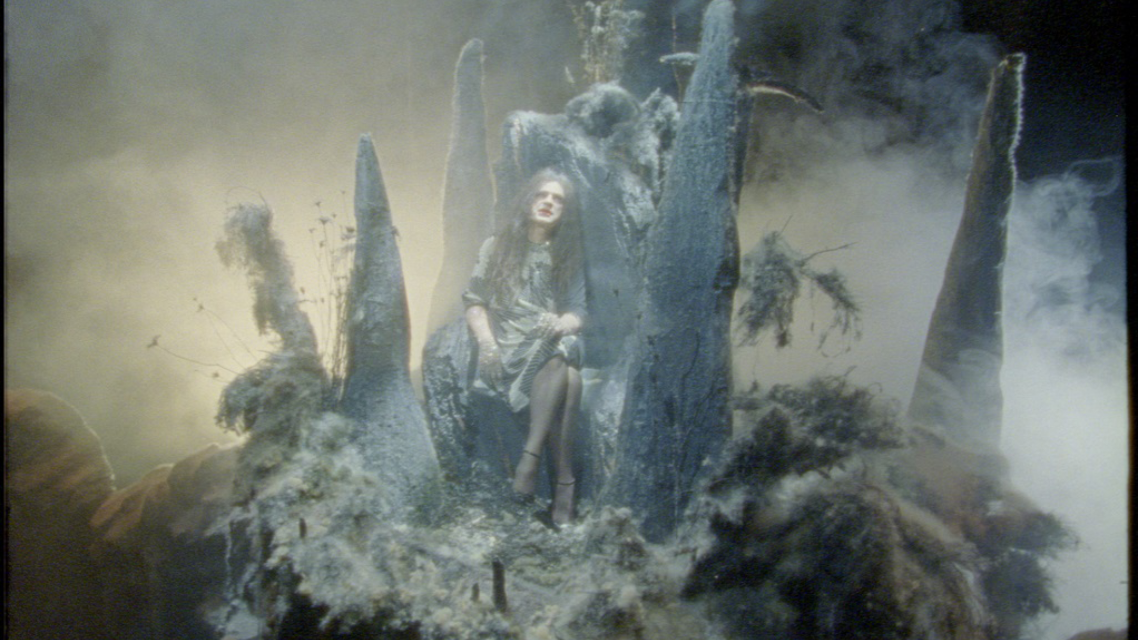 « La Déviante Comédie » de Bertrand Mandico sur Sooner – Délire visuel ou expérience totale ?