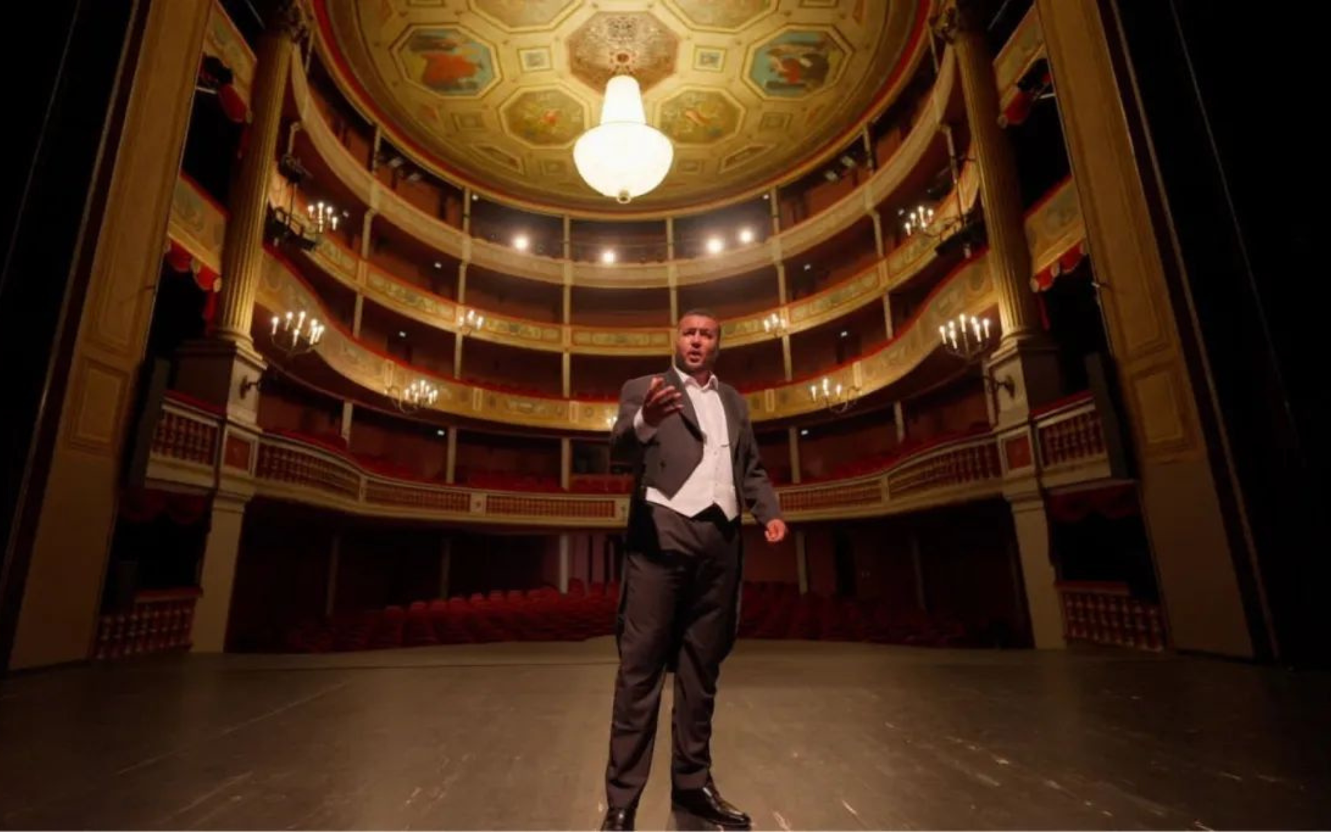 Naestro de la rue à l'opéra