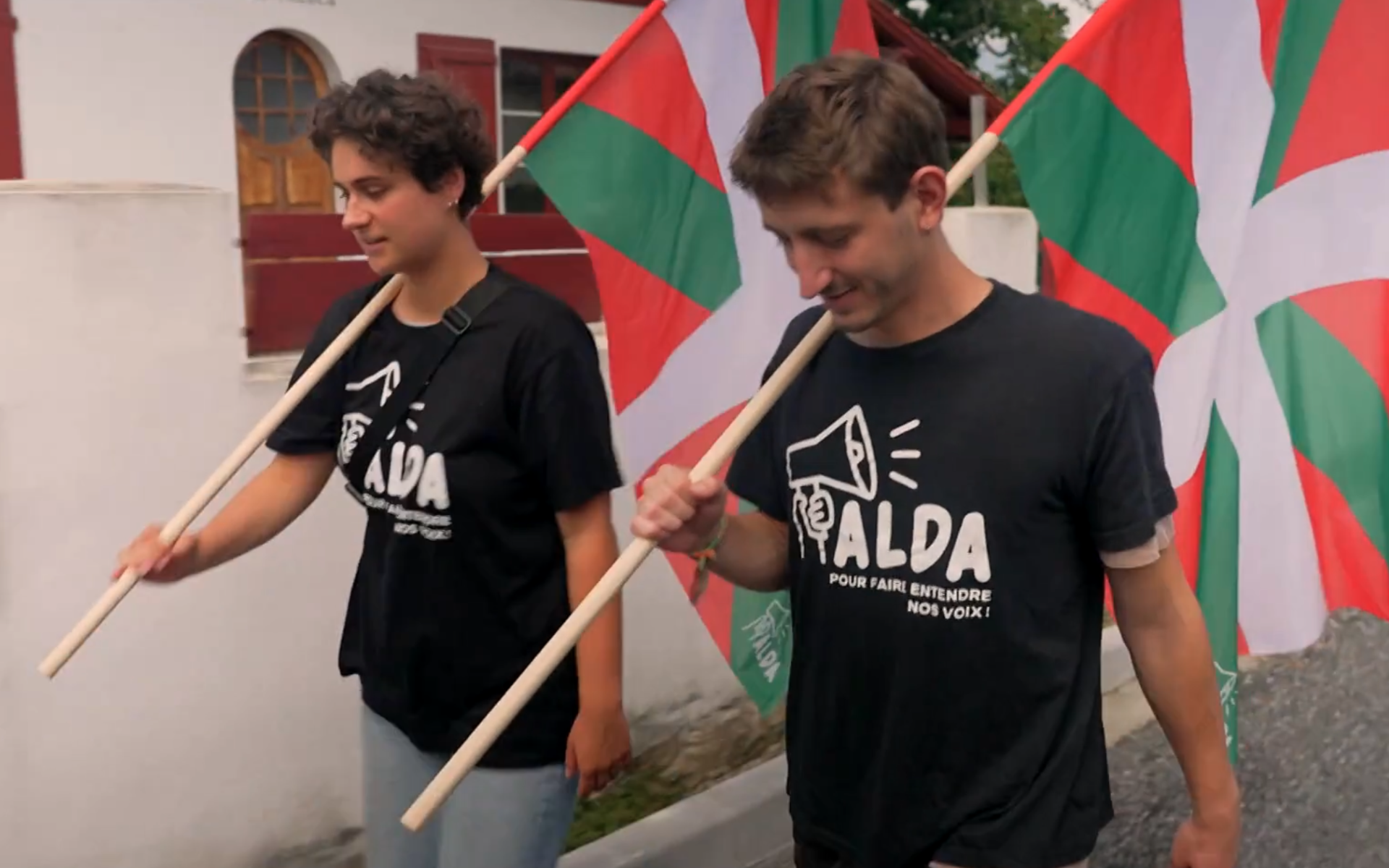 Grands Reportages - Conflit : vacanciers contre locaux