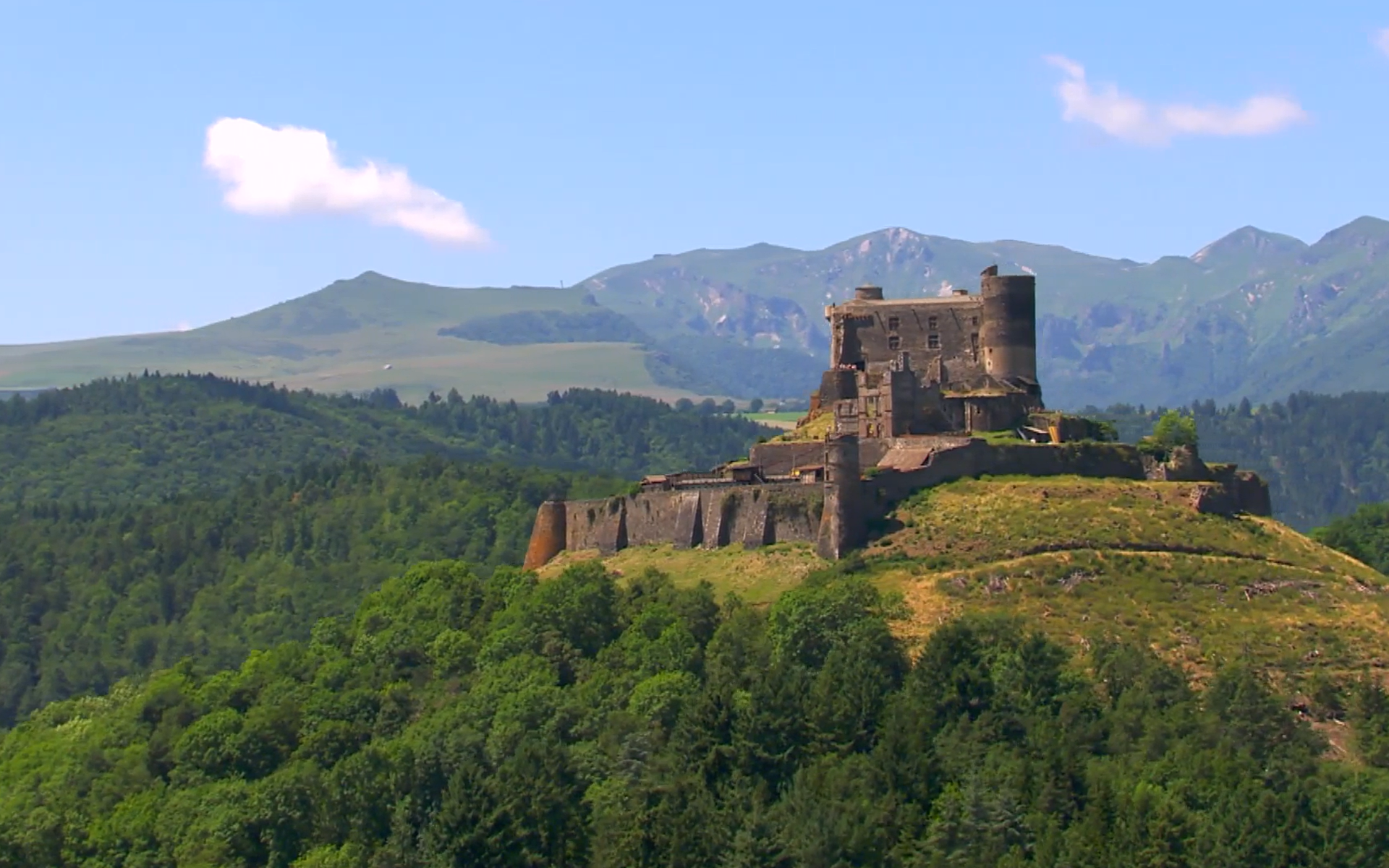 Du Puy-de-Dôme au Cantal, la terre des volcans Des racines & des ailes