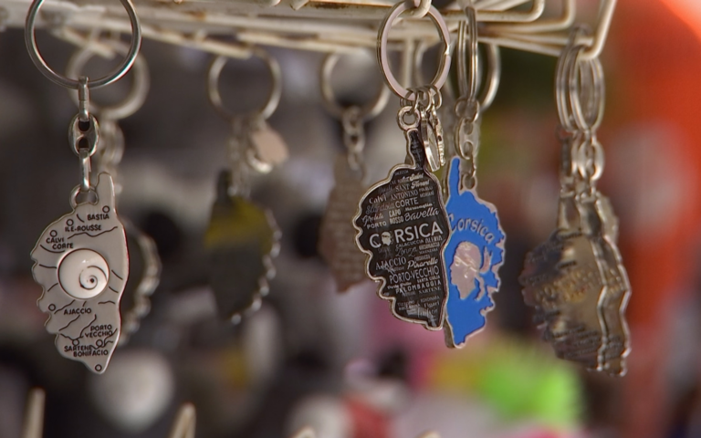 REPORTAGES DÉCOUVERTE SousTitre LE BUSINESS DES SOUVENIRS DE VACANCES
