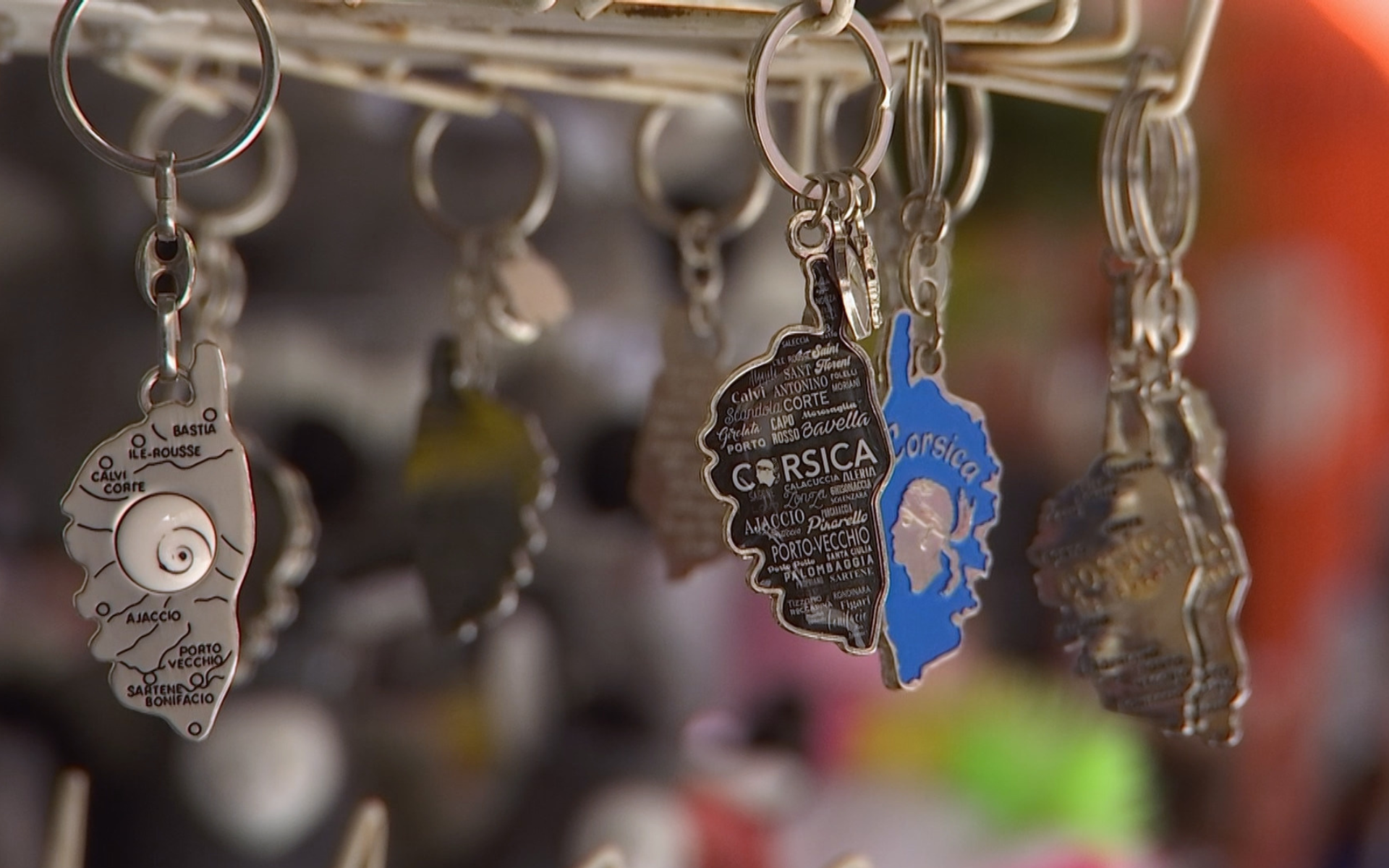 REPORTAGES DÉCOUVERTE SousTitre LE BUSINESS DES SOUVENIRS DE VACANCES