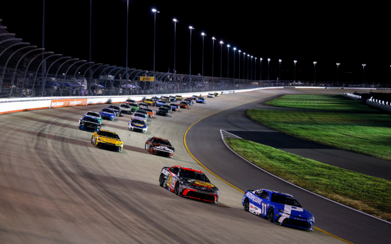 Voiture de Nascar Cup Series en course sur le circuit routier de Sonoma Raceway en Californie