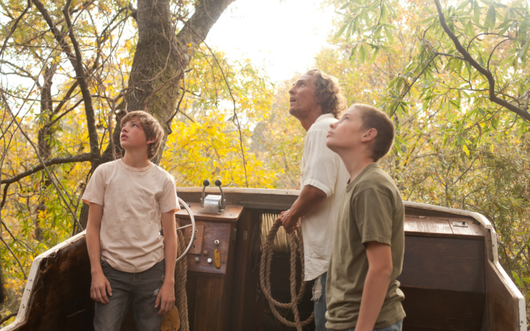 Matthew McConaughey dans le rôle de Mud, fugitif réfugié sur une île du Mississippi, film de Jeff Nichols