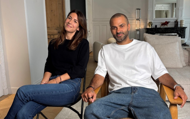 Tony Parker souriant chez lui près de Lyon pour le Portrait de la Semaine de Sept à Huit sur TF1