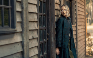 Niamh Algar et Tom Hollander dans la série The Iris Affair diffusée sur HBO Max