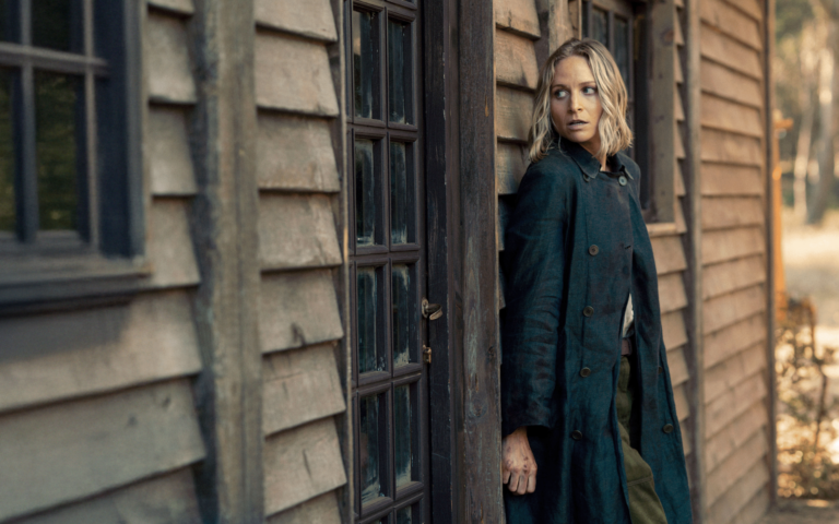 Niamh Algar et Tom Hollander dans la série The Iris Affair diffusée sur HBO Max