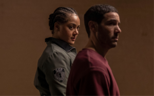 Tahar Rahim et Izuka Hoyle menottés l'un à l'autre dans la série Prisoner sur CANAL+