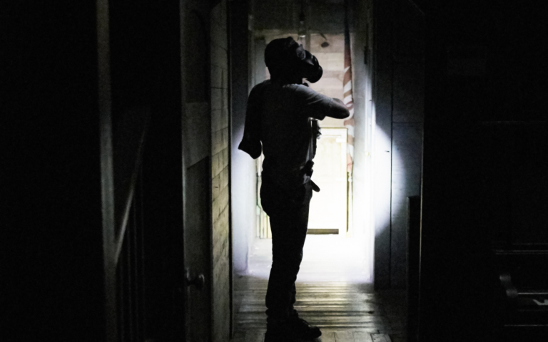 It Comes at Night ce lundi à 20h55 sur RTL9, thriller horrifique avec Joel Edgerton