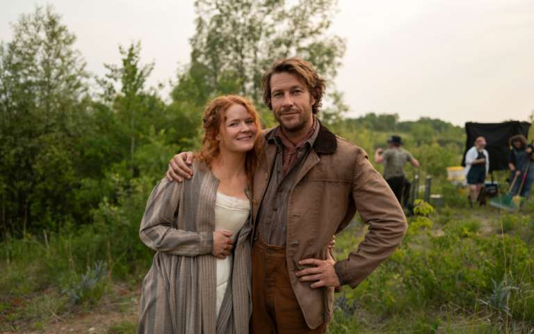 Luke Bracey et Crosby Fitzgerald incarnent Charles et Caroline Ingalls dans La Petite Maison dans la prairie sur Netflix