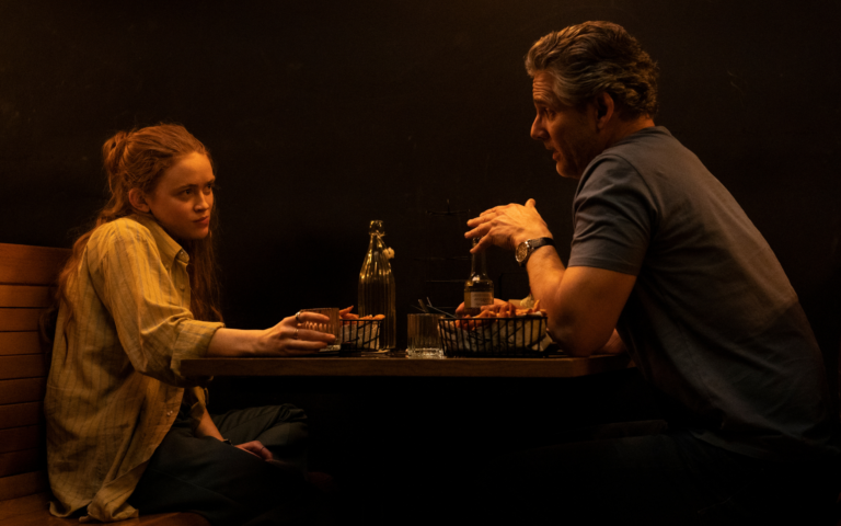 Sadie Sink et Eric Bana dans Berlin Nobody, diffusé sur RTL9