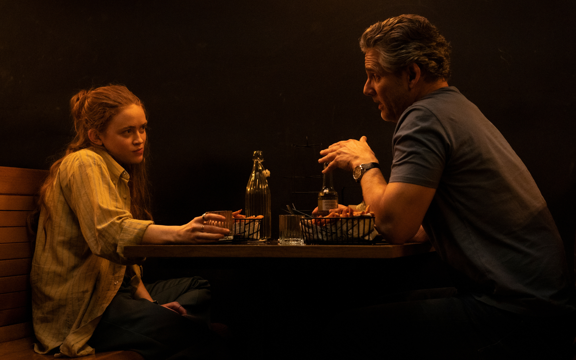 Sadie Sink et Eric Bana dans Berlin Nobody, diffusé sur RTL9