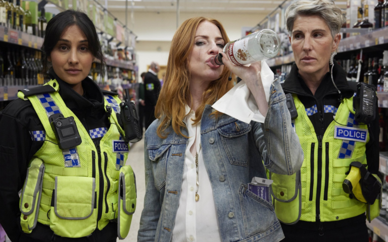 Les actrices de la série Riot Women, dont Joanna Scanlan et Tamsin Greig, réunies pour leur groupe de punk rock sur Téva