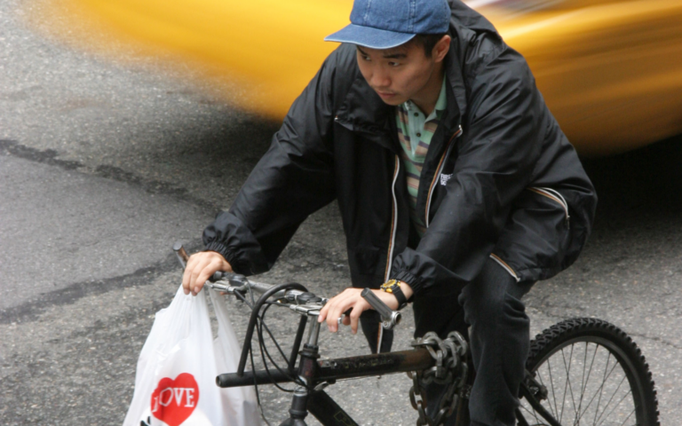 Charles Jang incarne Ming Ding, livreur immigré chinois, dans Take Out de Sean Baker