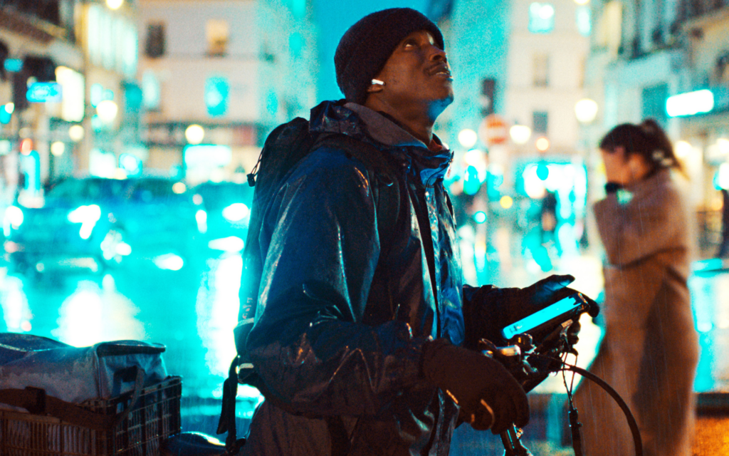 Abou Sangaré, livreur à vélo dans les rues de Paris, dans le film L'Histoire de Souleymane, diffusé sur CINE+ Festival le 4 août