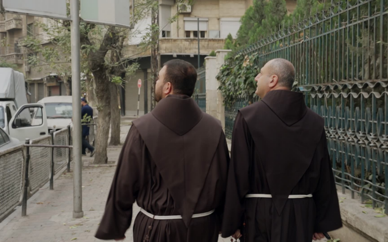 Des frères franciscains réunis pour Le Jour du Seigneur du 2 août 2026, consacré aux artisans de paix en Syrie et à la messe de Vézelay