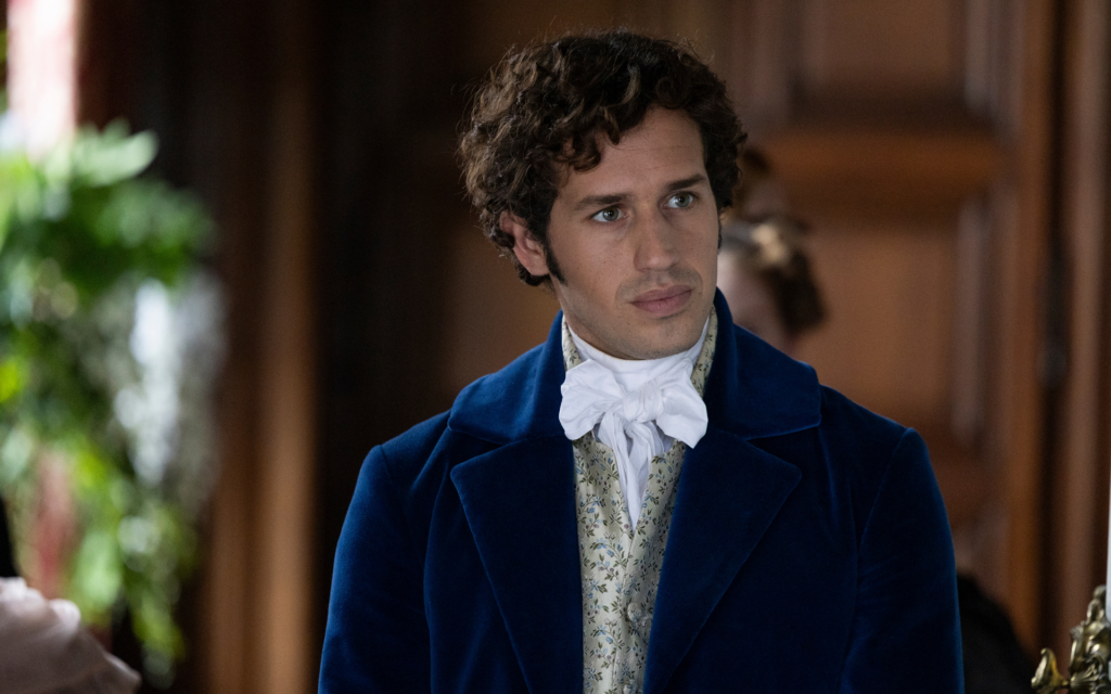 Victor Belmondo entouré de Virginie Ledoyen et Camille Razat dans Le Rouge et le Noir sur France 2