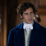 Victor Belmondo entouré de Virginie Ledoyen et Camille Razat dans Le Rouge et le Noir sur France 2