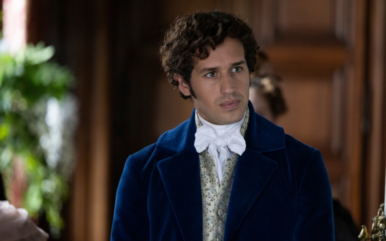 Victor Belmondo entouré de Virginie Ledoyen et Camille Razat dans Le Rouge et le Noir sur France 2