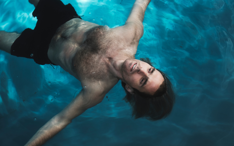 Jérôme Niel et Yoann Gasiorowski dans la série Paolo sur HBO Max