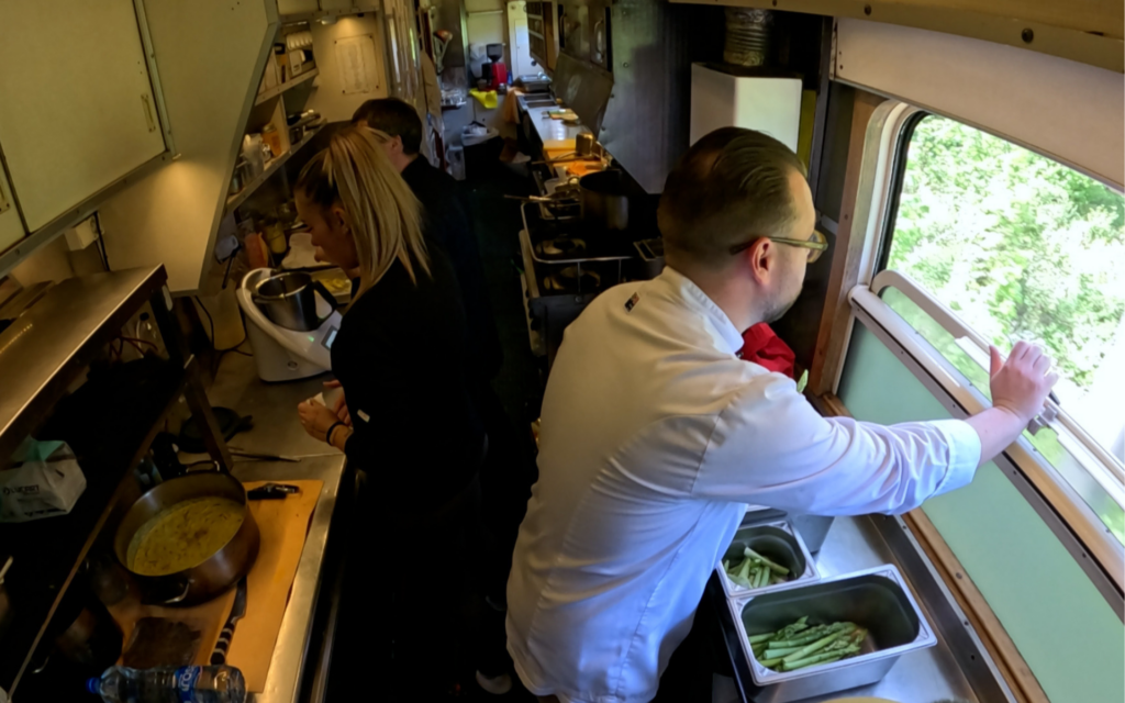 Chefs cuisiniers préparant des repas dans un train de luxe, sur un paquebot et pour un astronaute, illustration de l'épisode Grands Reportages De la mer à l'espace diffusé sur TF1