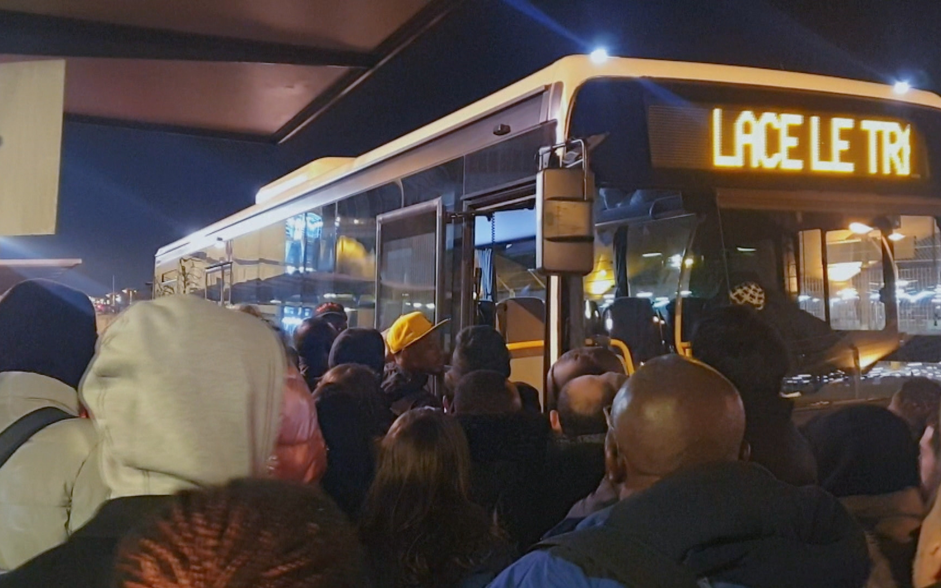 Voyageurs dans les transports en commun, thème du reportage « Dans la galère des transports » sur TF1